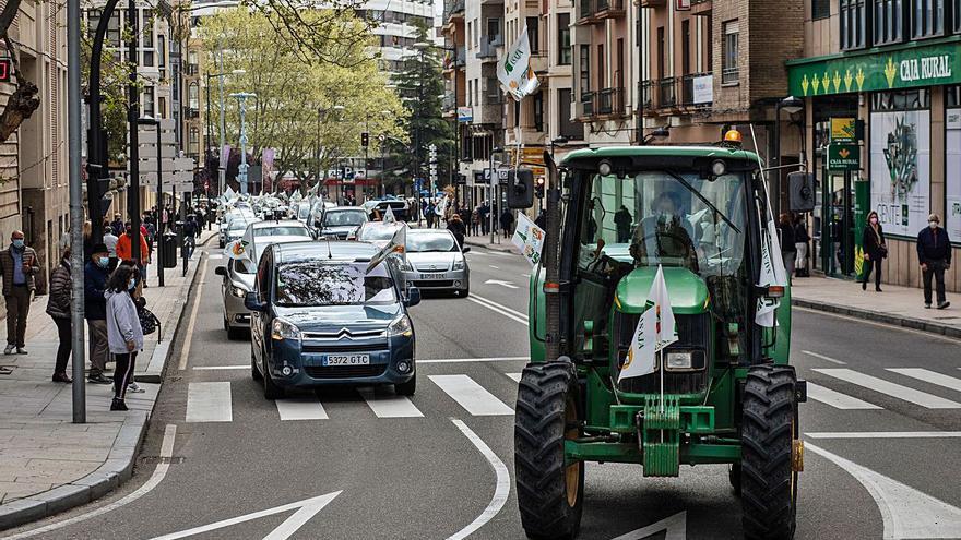 La caravana, encabezada por un tractor, avanza por la avenida de Alfonso IX. | Emilio Fraile