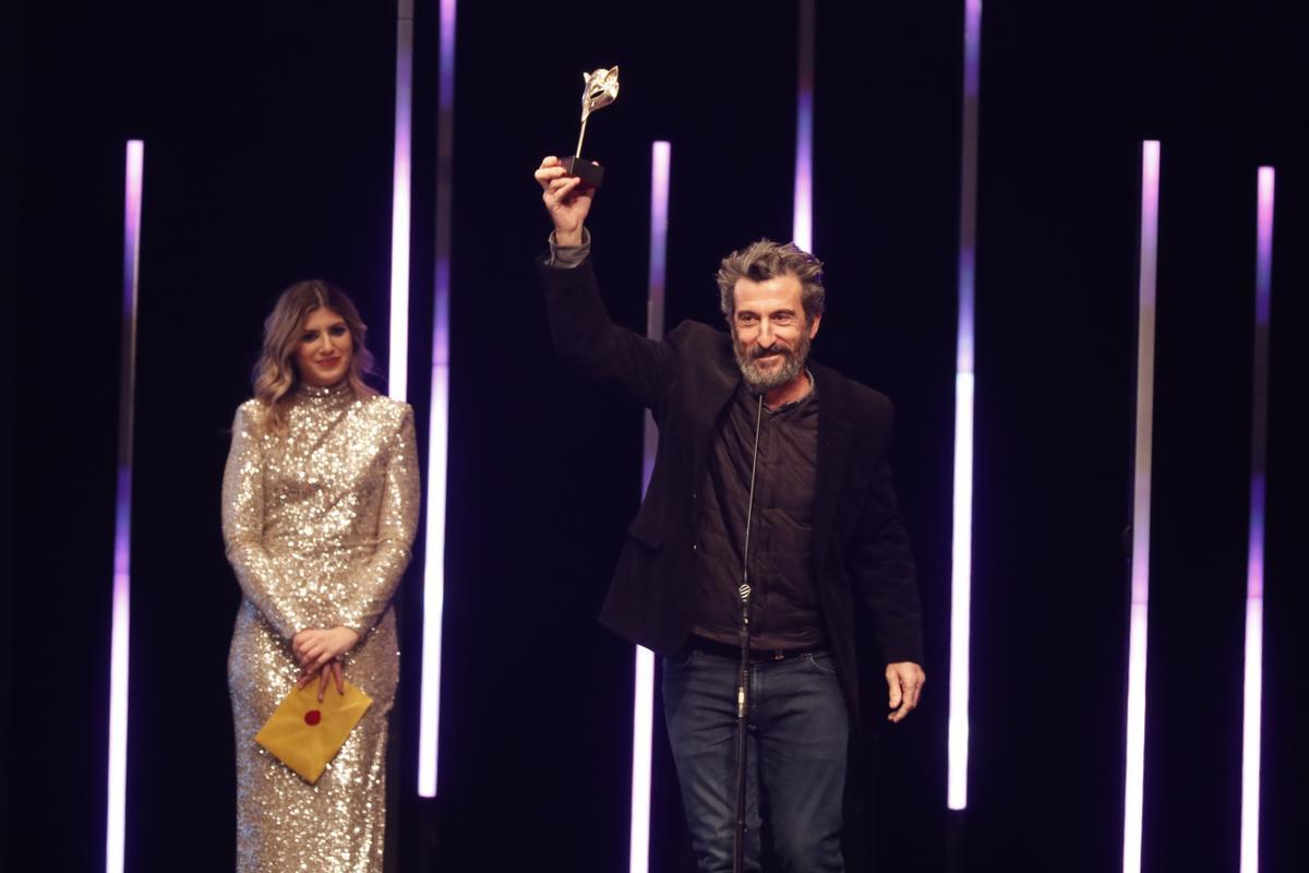 ZARAGOZA, 28/01/2023.- El actor Luis Zaera tras recibir el premio a Mejor actor de reparto de una película por su trabajo en As bestas durante la ceremonia de entrega de la décima edición de los Premios Feroz que otorga la Asociación de Informadores Cinematográficos de España (AICE), este sábado en Zaragoza. EFE/Javier Belver.