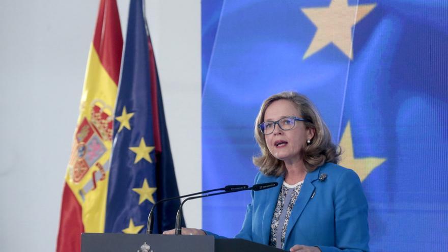 Archivo - La vicepresidenta tercera del Gobierno y ministra de Asuntos Económicos y Transformación Digital, Nadia Calviño, en la Moncloa, Madrid (España) a 7 de octubre de 2020.