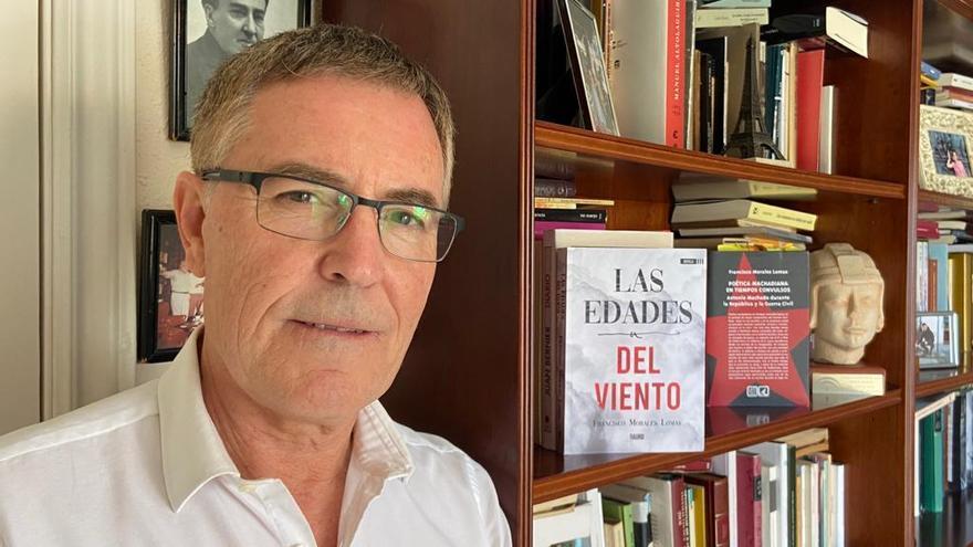 Francisco Morales Lomas, con su nueva novela y el retrato de Antonio Machado, detrás.