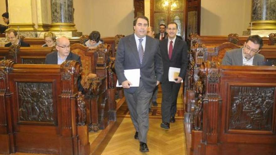 El alcalde, Carlos Negreira, entra en el salón de plenos, ayer, antes de la sesión. / fran martínez