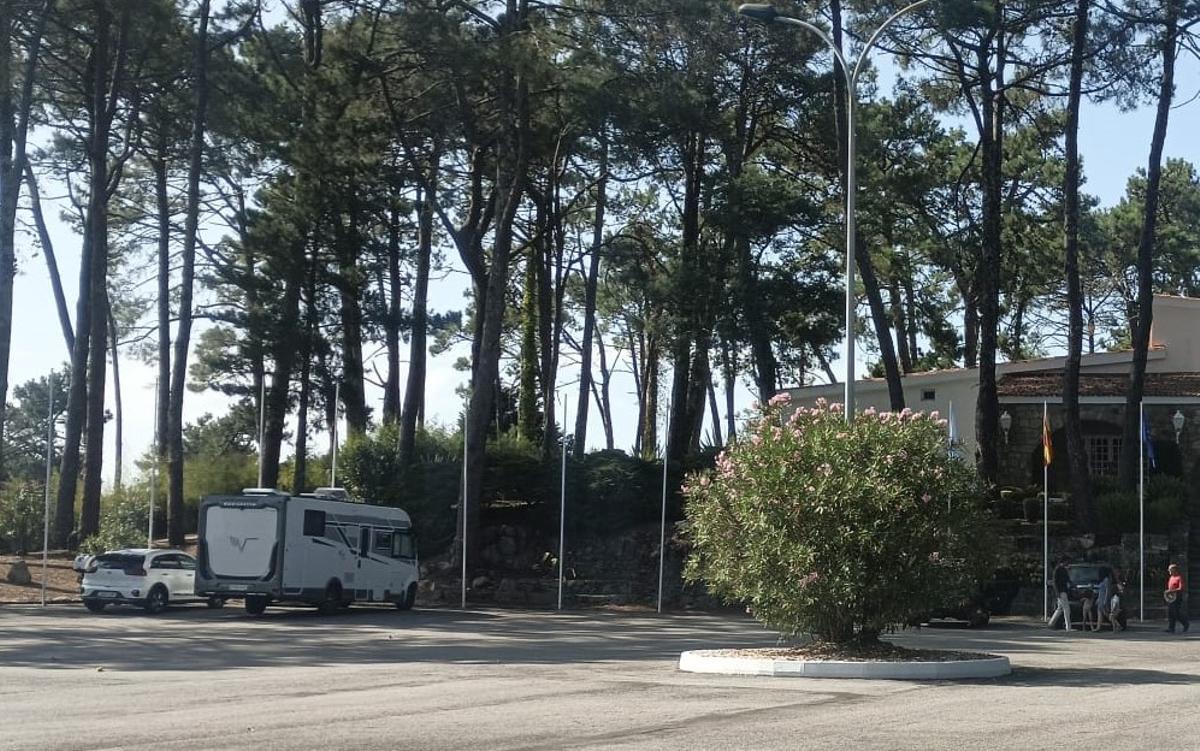 Una autocaravana estacionada desde hace días ante el Palacio de Congresos y Exposiciones La Toja.