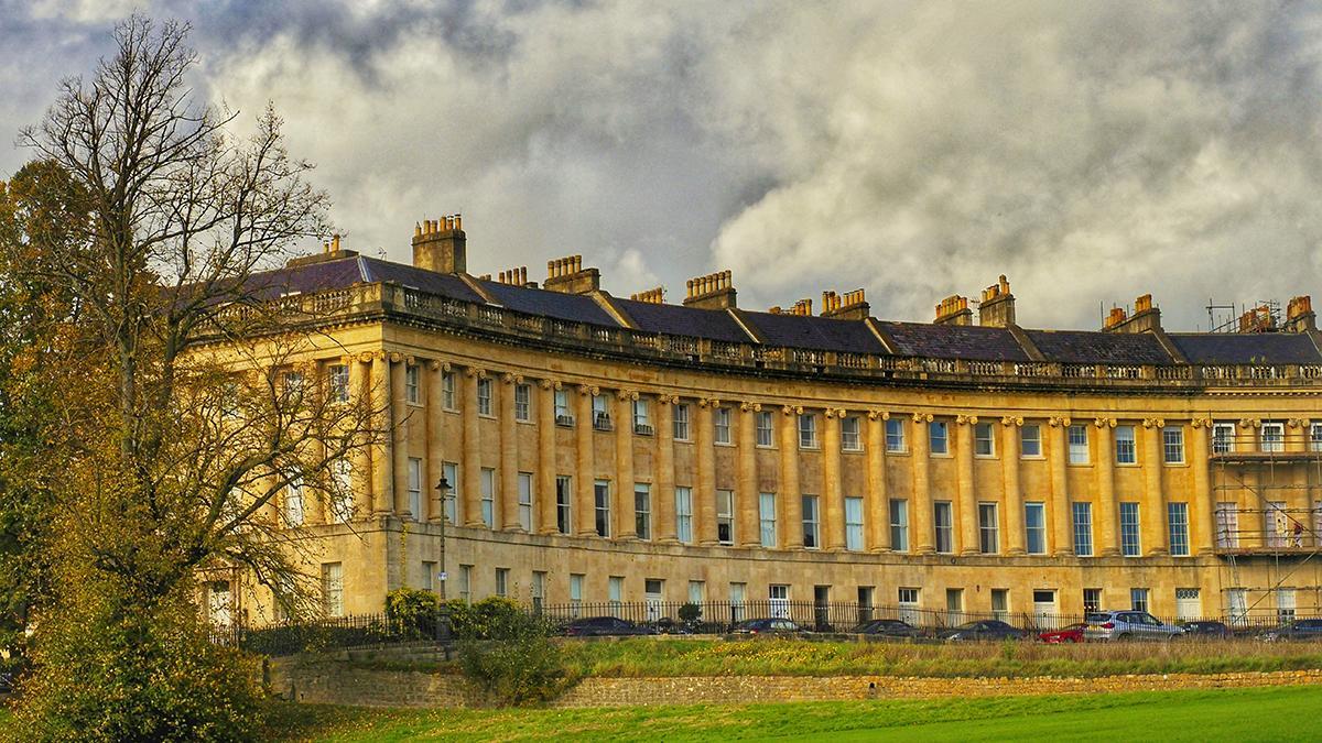 El Royal Crescent de Bath despliega la elegancia georgiana que hizo de la ciudad uno de los grandes escenarios de Bridgerton.
