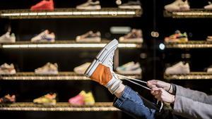 Barcelona     03 12 2020      Sociedad     Auge en el uso de las zapatillas deportivas para vestir   Una chica constata el boom de los  sneakers  probandose unos modelos  en la tienda Sivasdescalzo   Fotografia de Jordi Cotrina