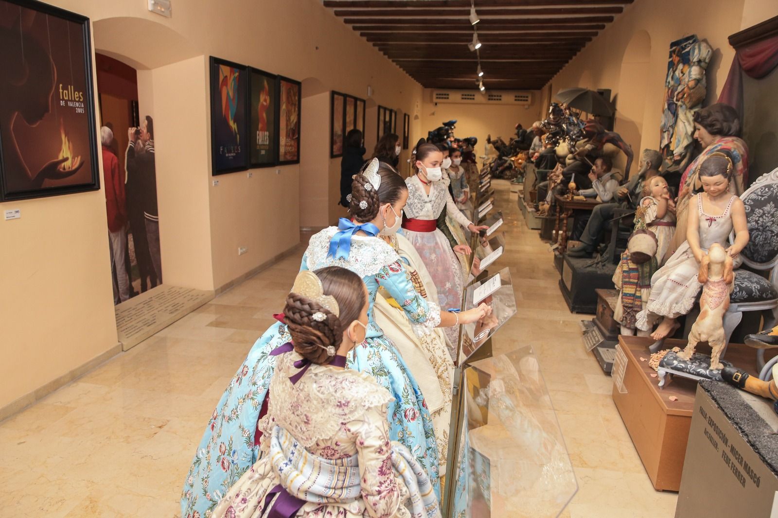 Falleras mayores y cortes recuperan el moño único... y unos segundos sin mascarilla