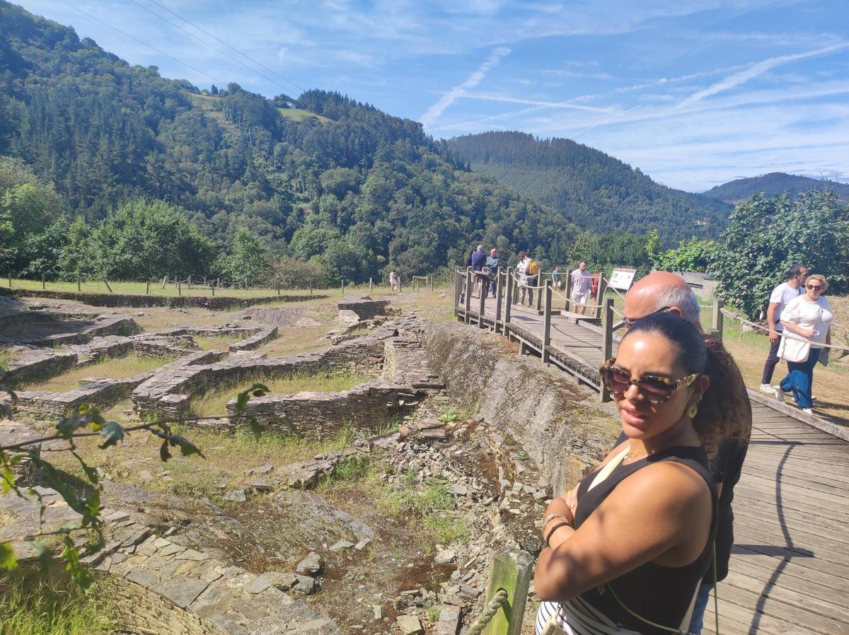 Visitantes, esta semana, al poblado de Os Castros.