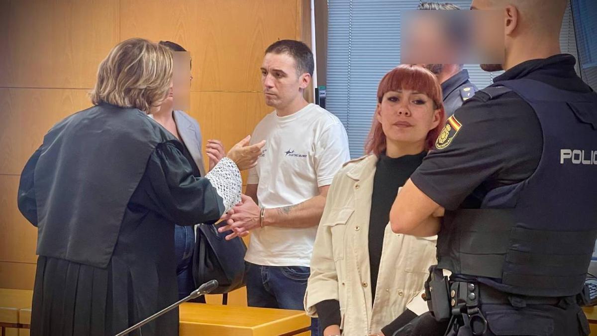 Los acusados abandonan la sala al finalizar la tercera sesión del juicio.