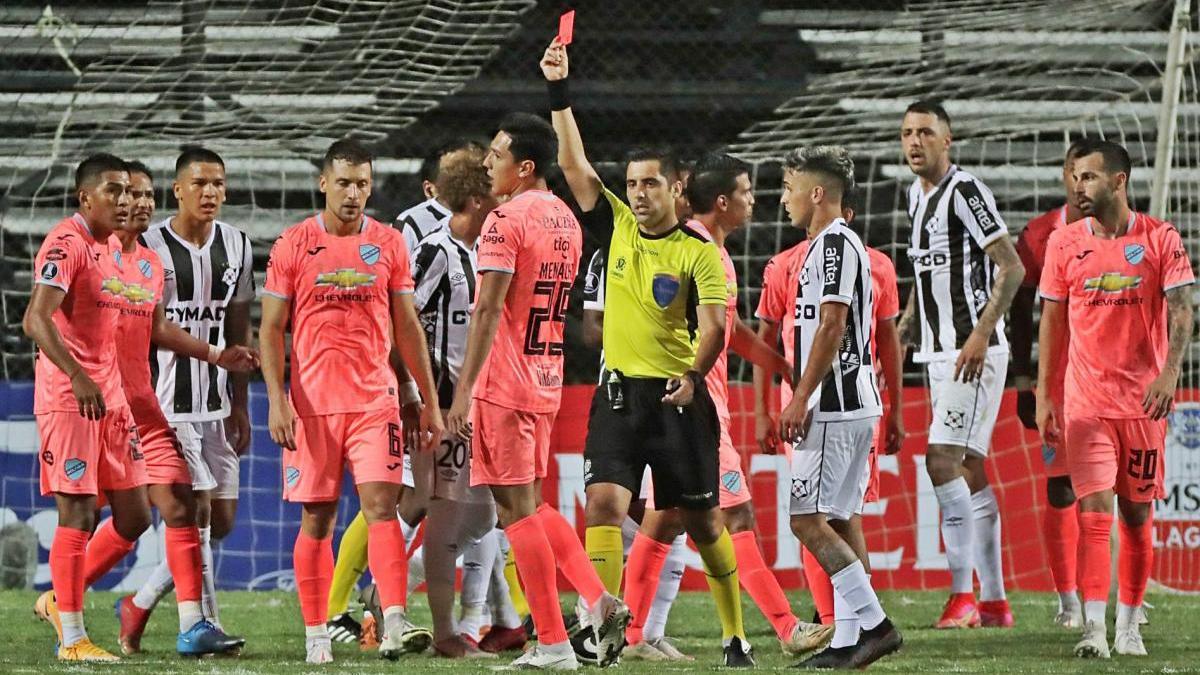 Granell (6) es lamenta
durant el partit entre el
Wanderers i el Bolívar.  efe