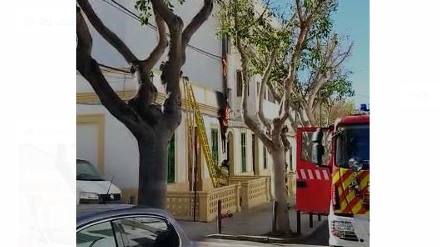 El incendio del cuadro eléctrico de una vivienda de Ibiza obliga a actuar a los bomberos