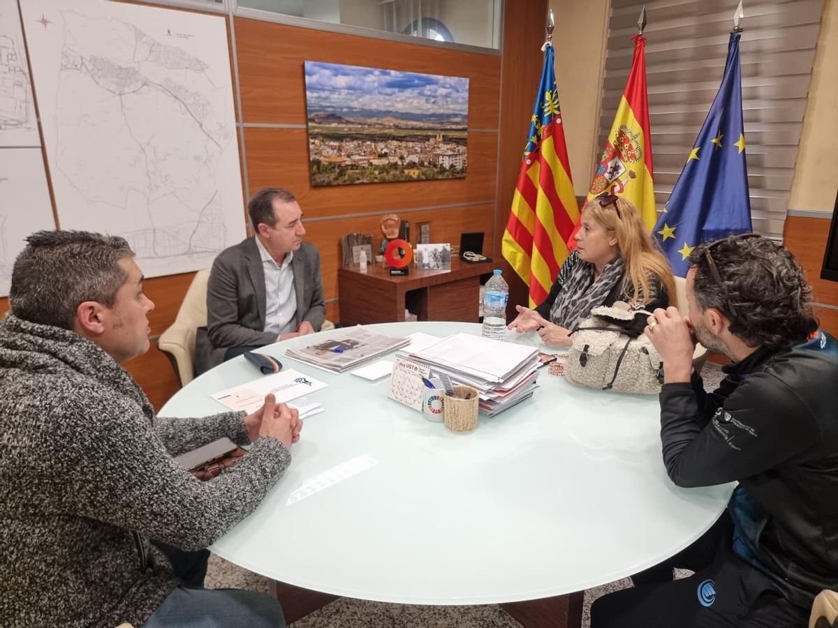 El Ayuntamiento de Riba-roja de Túria mantiene una reunión por el proyecto de la nueva pista de atletismo.