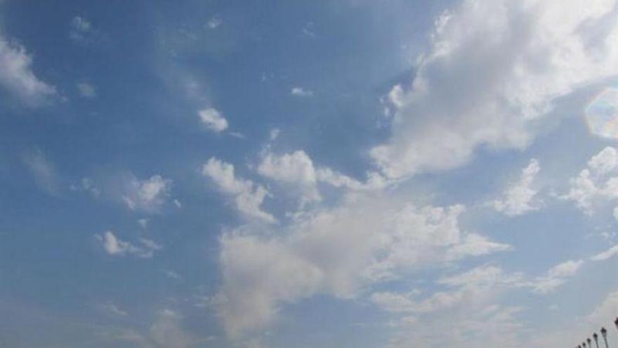 Cielo despejado y viento moderado del noroeste en el valle