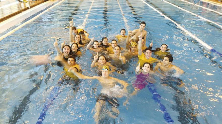 El Club Natación Liceo festejando el título de ascenso a la División de Honor.