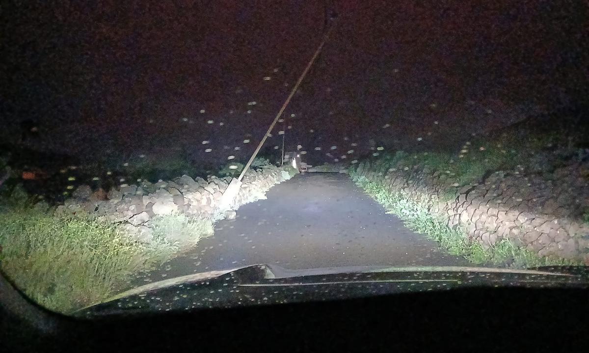 Poste eléctrico de Endesa sujeto con cable en la calle Casa Atrás, entre Máguez y Haría, debido a la acción del fuerte viento en la madrugada de este miércoles