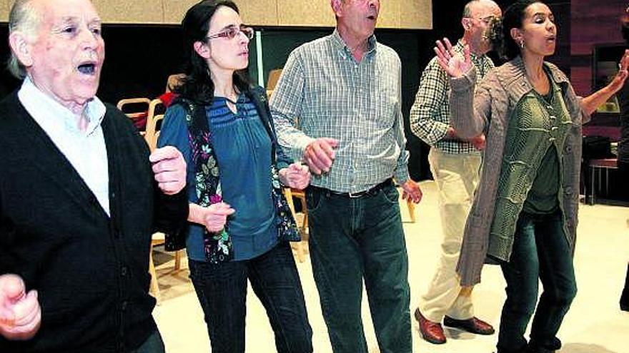 La profesora, Katy Dadá, primera por la derecha, dirige el canto y la danza de los alumnos.