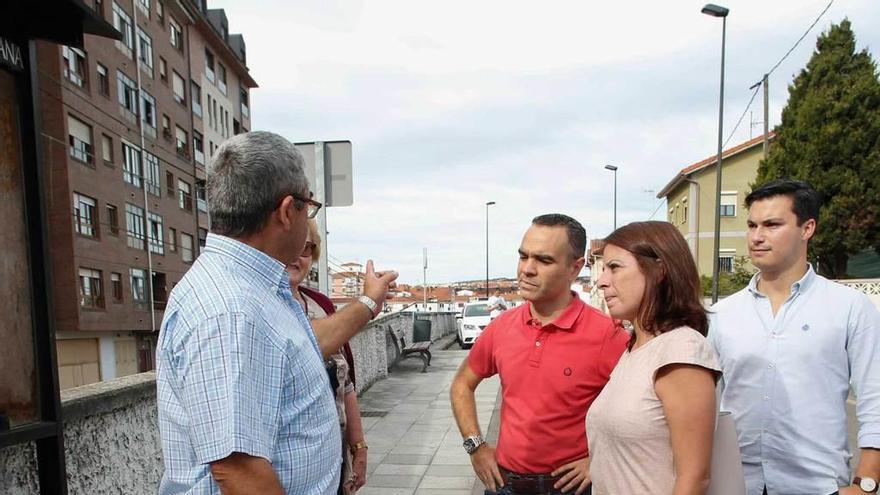 Adriana Lastra, junto a Iván Fernández, charlando con José Luis Orea, vecino de La Estrada, ayer.