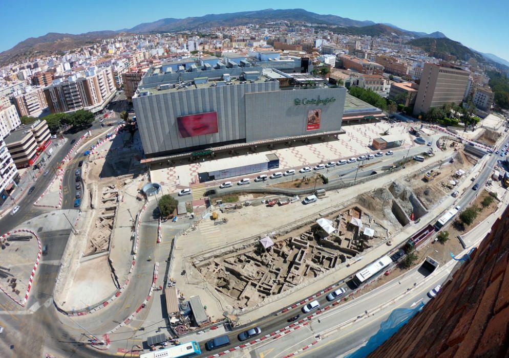 Varias vistas de los restos arqueológicos encontrados en las obras del metro en la avenida de Andalucía.