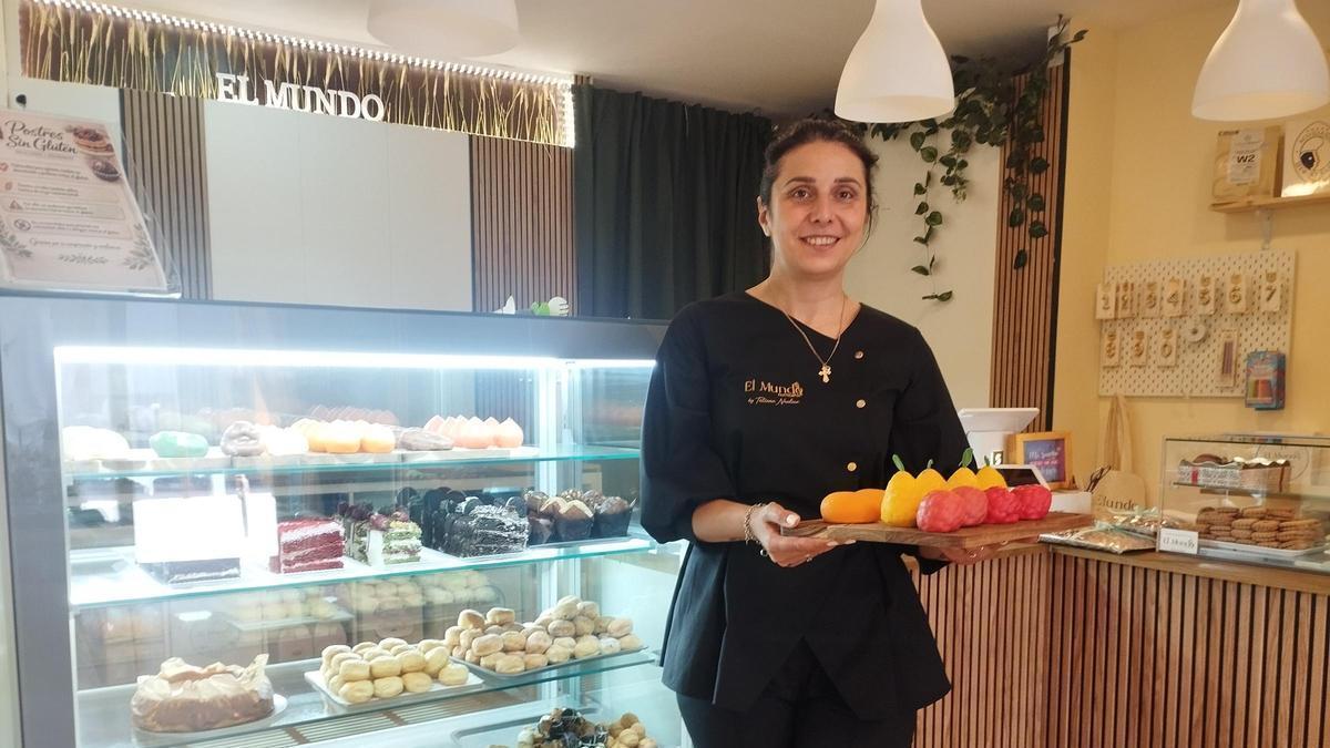 Tatiana Narlian posa con una bandeja de trampantojos en el nuevo despacho de la pastelería El Mundo en Carral.