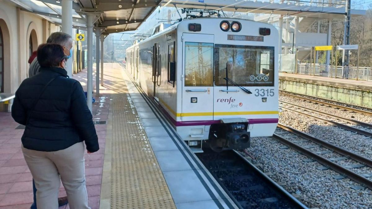 Un tren en la estación de Pola de Siero. |