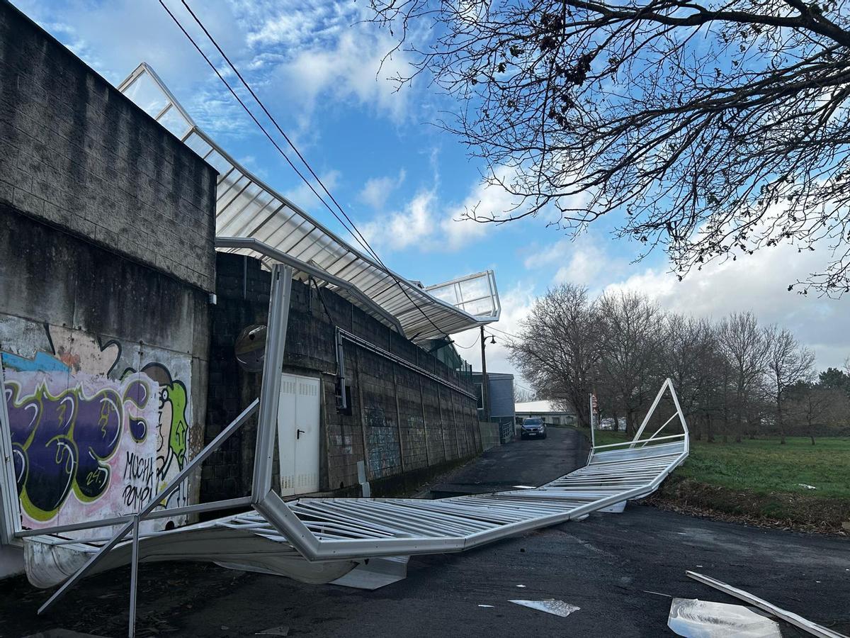 Vista de la cubierta de la piscina municipal de Abegondo tras los efectos del temporal.