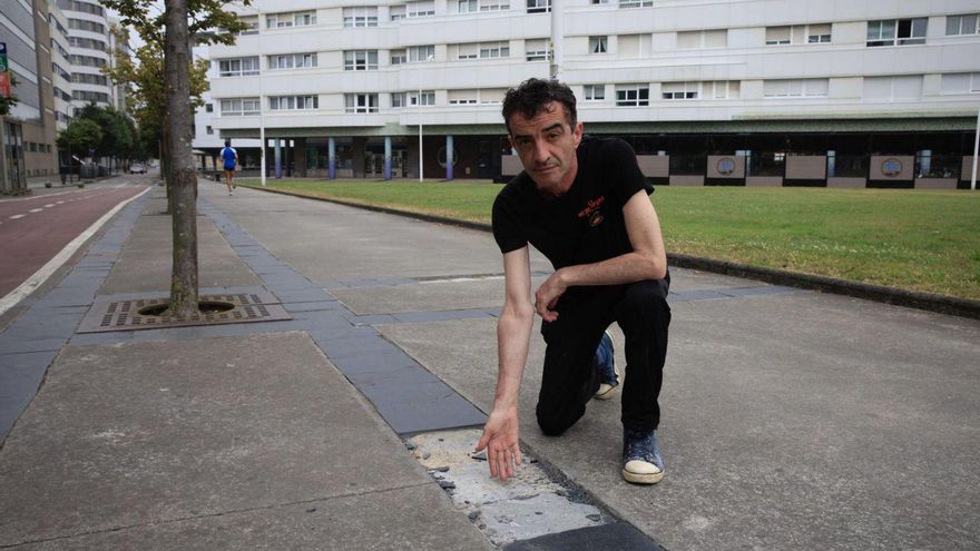 A la izquierda, desperfectos en el suelo del parque infantil ubicado en el paseo de Poniente. A la derecha, Teresa Gala, caminando por los alrededores del arenal.  | JUAN PLAZA