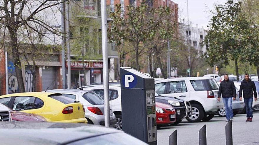 Un punt de pagament de l&#039;àrea verda a tocar del parc de la Devesa de Girona.