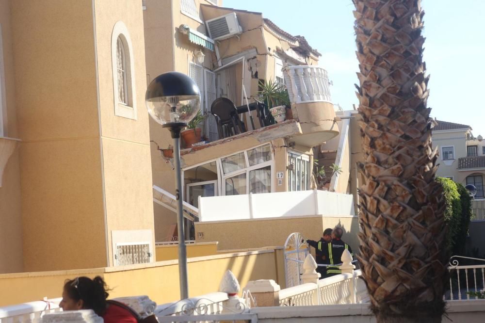 Rescatadas cuatro personas con vida tras el derrumbe de un bungaló en Orihuela Costa