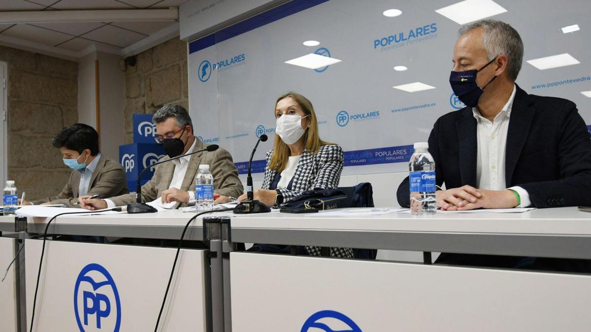 Ana Pastor, con sus compañeros en el Congreso, en la presentación de las enmiendas.  |  // GUSTAVO SANTOS