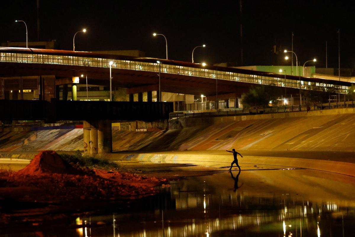 Migrantes en busca de asilo cruzan río Bravo en Ciudad Juárez