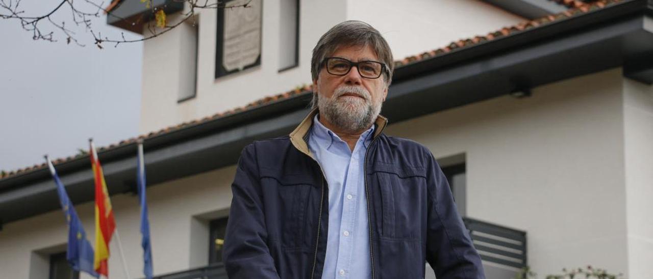 Alberto Tirador, delante del Ayuntamiento de Illas.