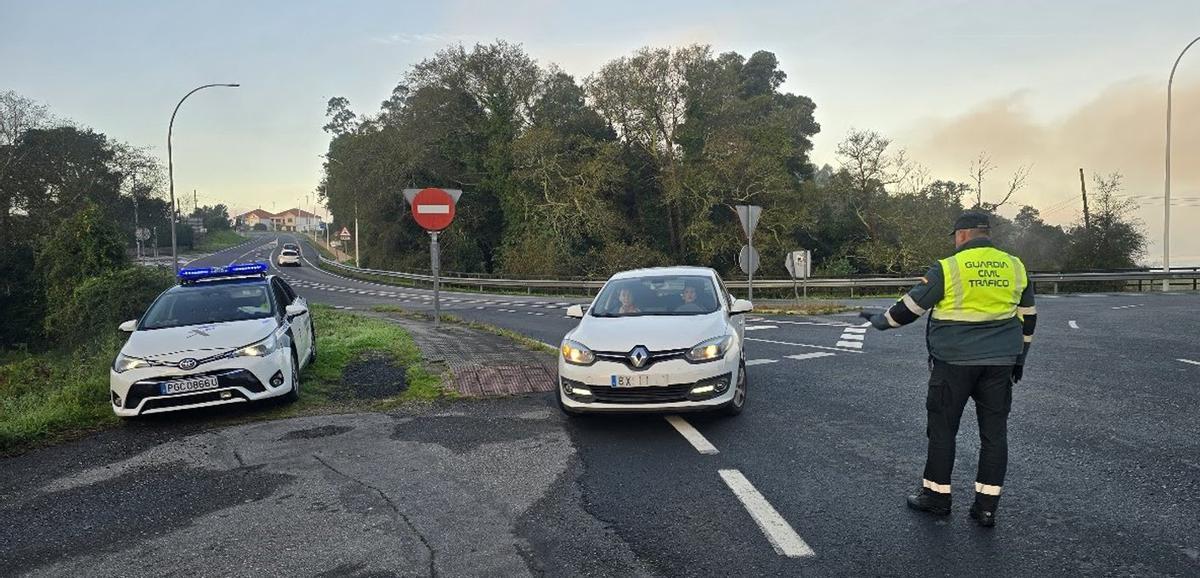 Un control de alcohol y drogas realizado por la Guardia Civil de Tráfico en O Rial (Vilagarcía). | M.M.