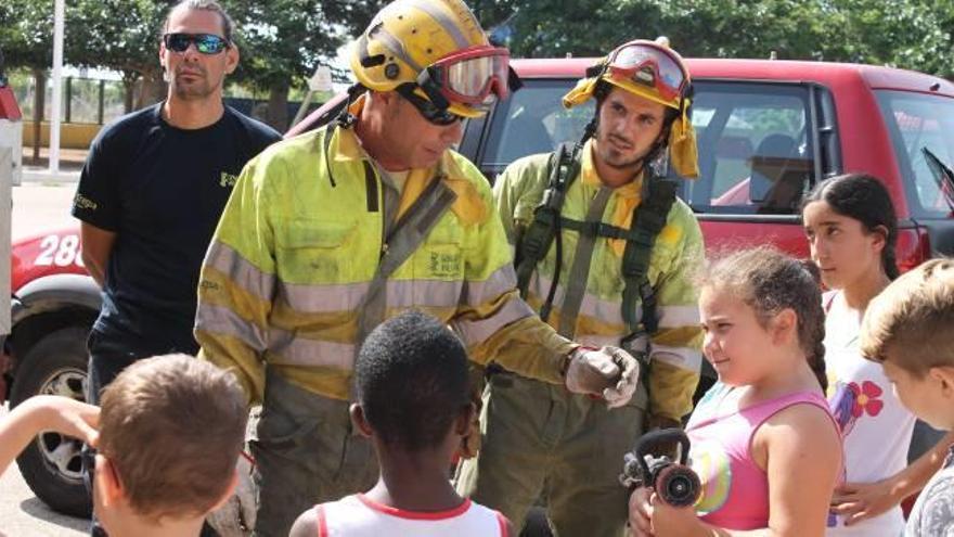 Los bomberos visitan a los niños de «l&#039;Estiu Lúdic»