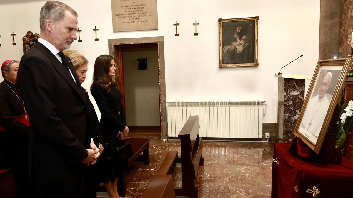 Los reyes y doña Sofía firman en el libro de condolencias por la muerte del Papa Francisco