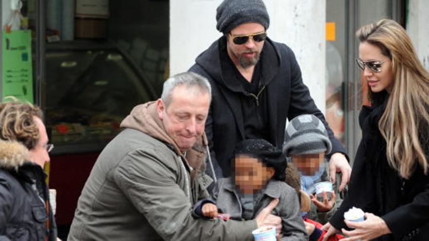 Brad Pitt y Angelina Jolie con sus hijos en Venecia, en febrero de 2010.