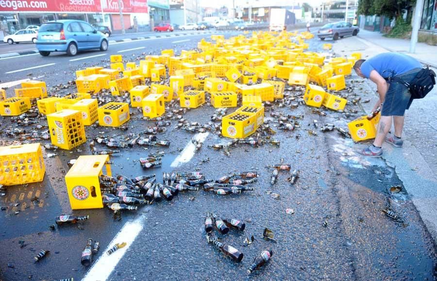 Un camión de cervezas pierde parte de su carga