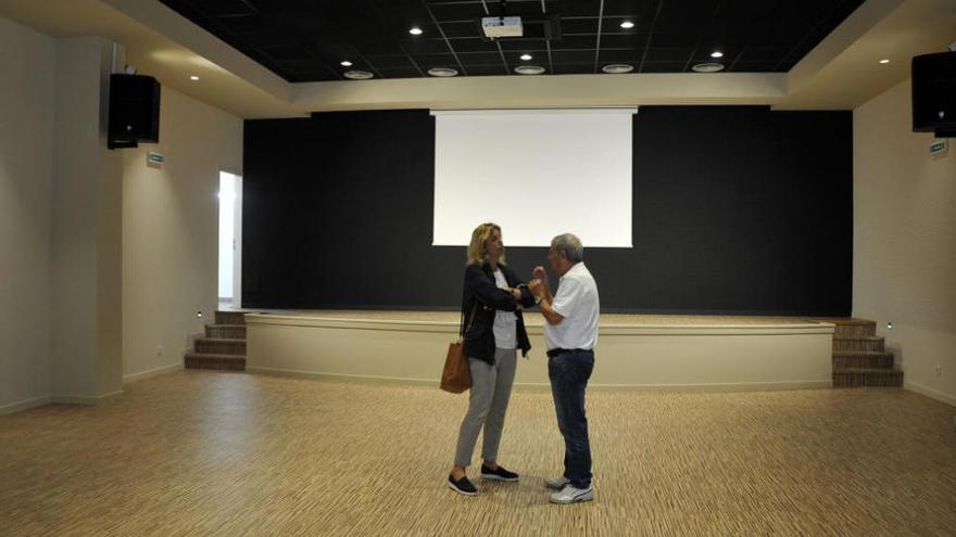 L&#039;Alcaldessa amb el president de l&#039;Erato a la nova sala.