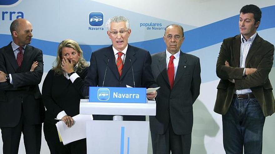 El senador y coordinador de la Comisión Constituyente del PP en Navarra, José Ignacio Palacios (c), acompañado por el diputado del Partido en el Congreso, Santiago Cervera (d), la secretaria de la Comisión Constituyente y concejal de Villava Amaya Zarranz (2 i), el senador José Cruz Pérez Lapazarán (2 d) y el eurodiputado Javier Pomé (i), hace pública la declaración de principios de esta formación política, creada tras la ruptura del pacto que mantenía desde hace 17 años con UPN, durante la reunión de la Comisión Constituyente de la nueva formación del PP en Navarra, celebrada hoy en Pamplona.