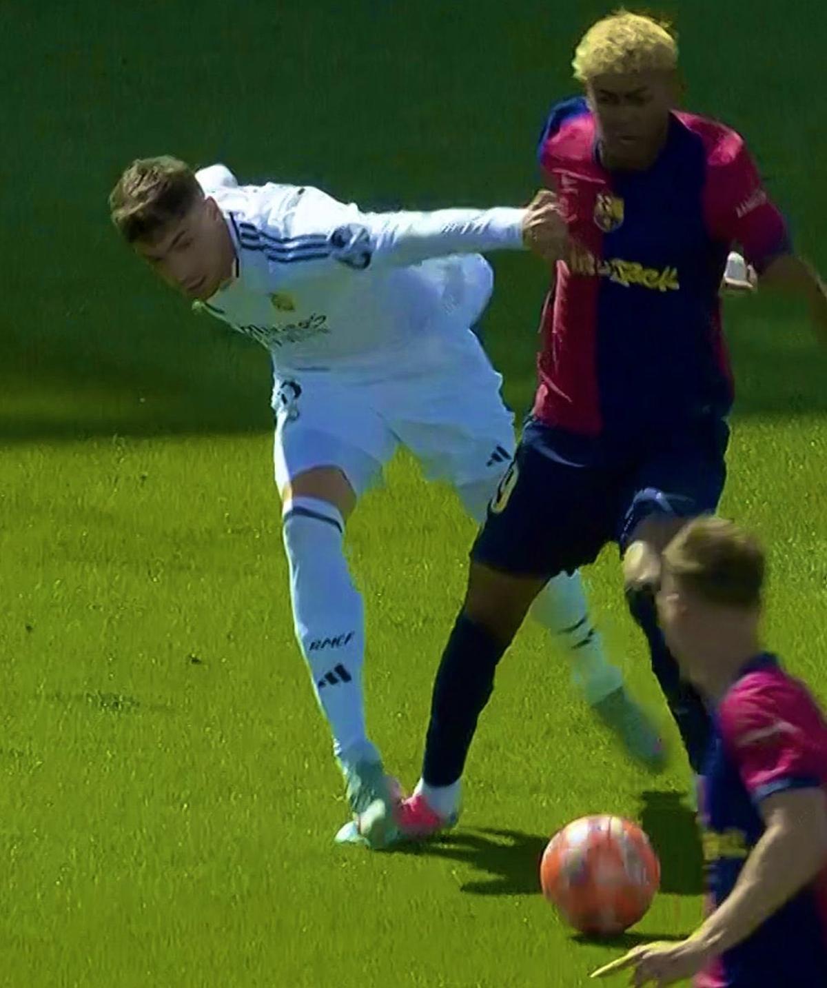La pisada de Valverde a Lamine en el segundo gol del Madrid