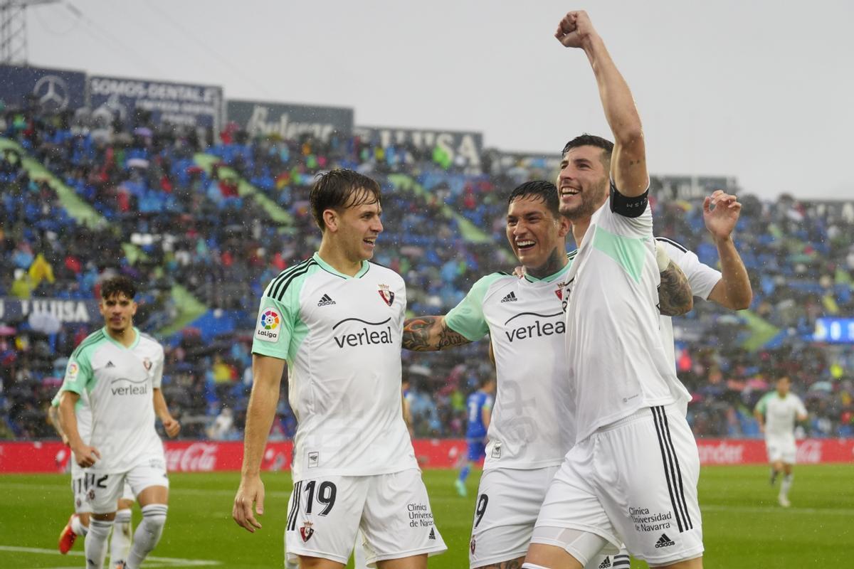 GETAFE, 28/05/2023.- Los jugadores de Osasuna celebran el primer gol del equipo navarro durante el encuentro correspondiente a la jornada 37 de Primera División que disputan hoy domingo frente al Getafe en el Coliseum Alfonso Pérez, en la localidad madrileña. EFE / Borja Sánchez-Trillo.