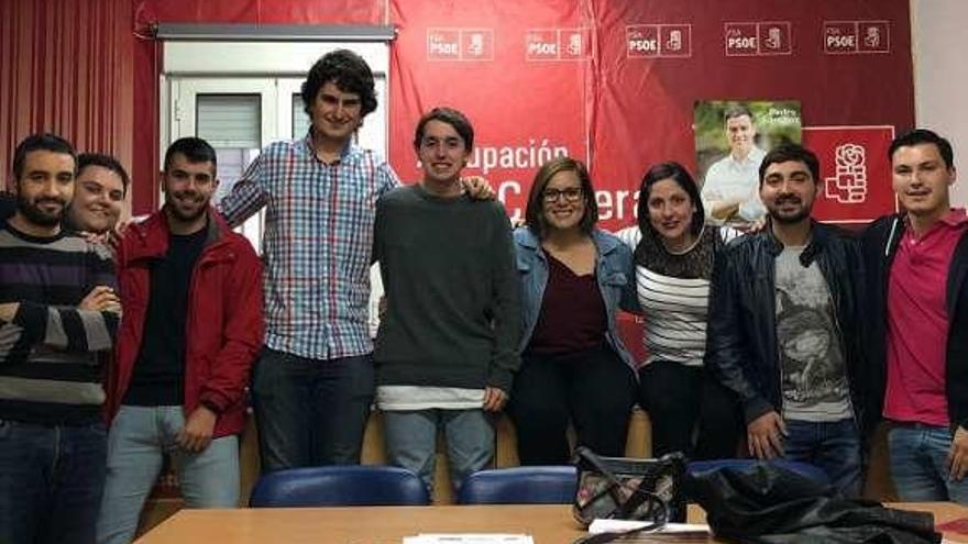 El equipo de Juventudes Socialistas de Corvera, con líderes regionales y su nueva líder, en el centro.