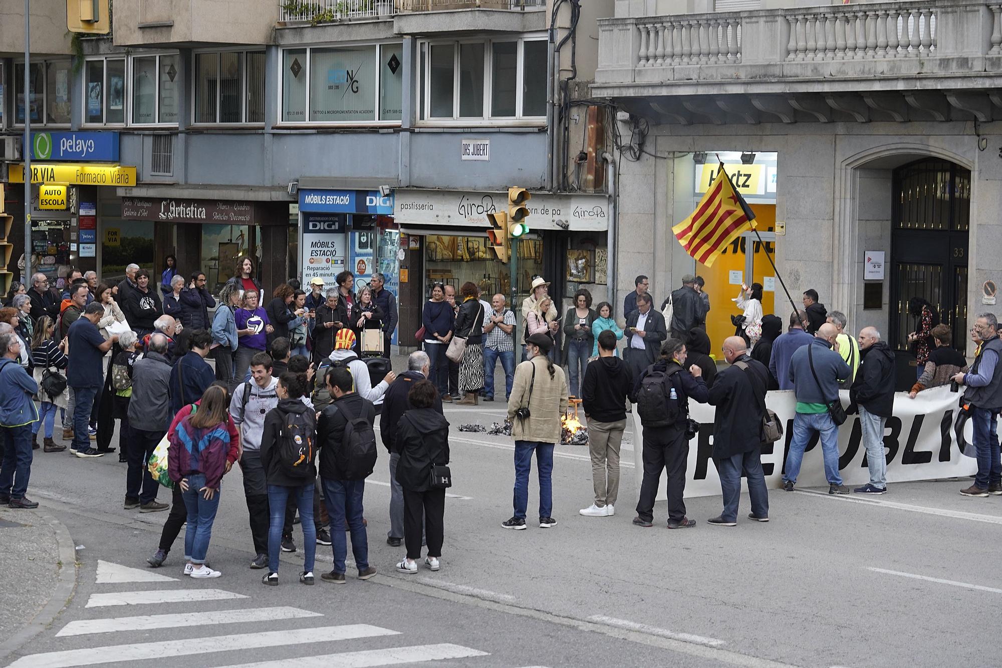 Cremen un ninot del rei a Girona