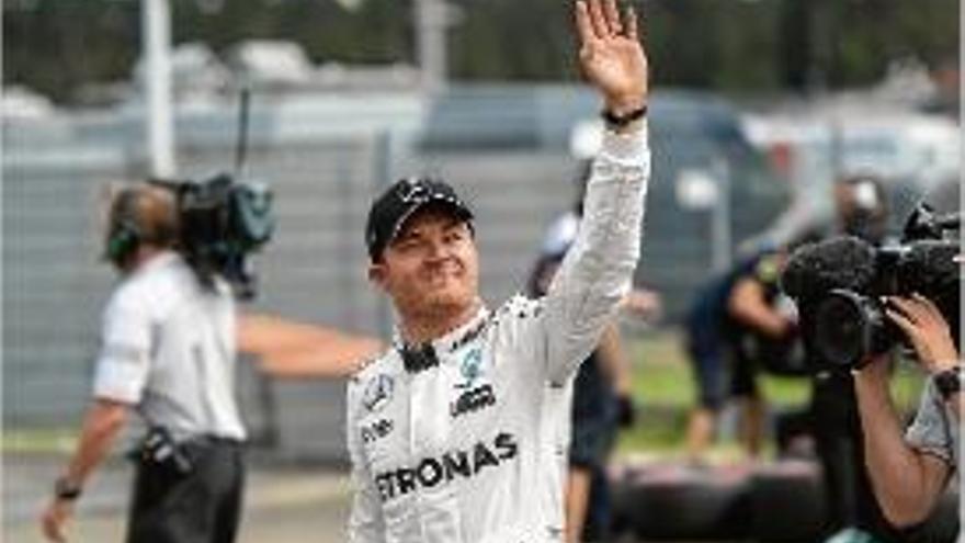 Rosberg saluda després d&#039;haver aconseguit la &quot;pole&quot;.