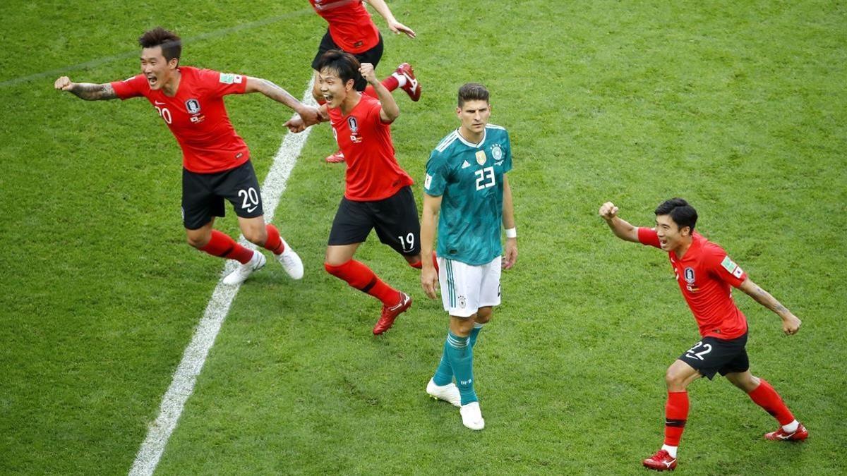 Los jugadores surcoreanos celebran el triunfo sobre Alemania ante un desolado Mario Gómez.