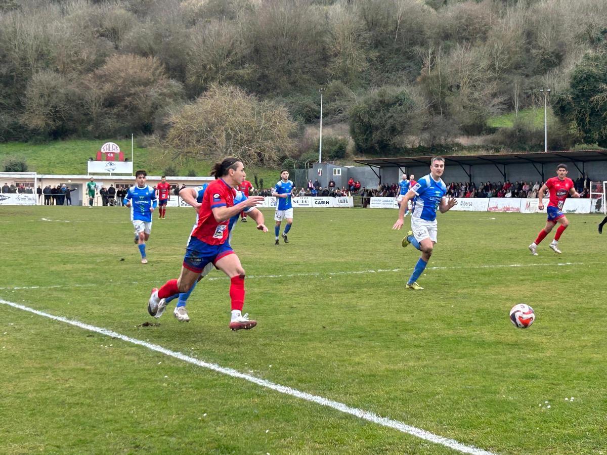 EN IMÁGENES: Así fue el derbi entre Salas y Cornellana, con victoria visitante en el último suspiro