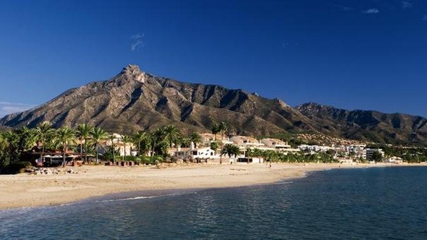 Imagen de la playa del Ancón de Marbella, símbolo del turismo de lujo, el motor económico de Marbella.