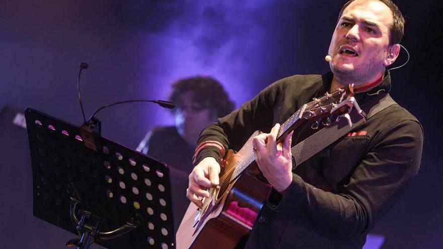 El compositor y cantante Ismael Serrano actúa mañana en la ciudad portuaria.