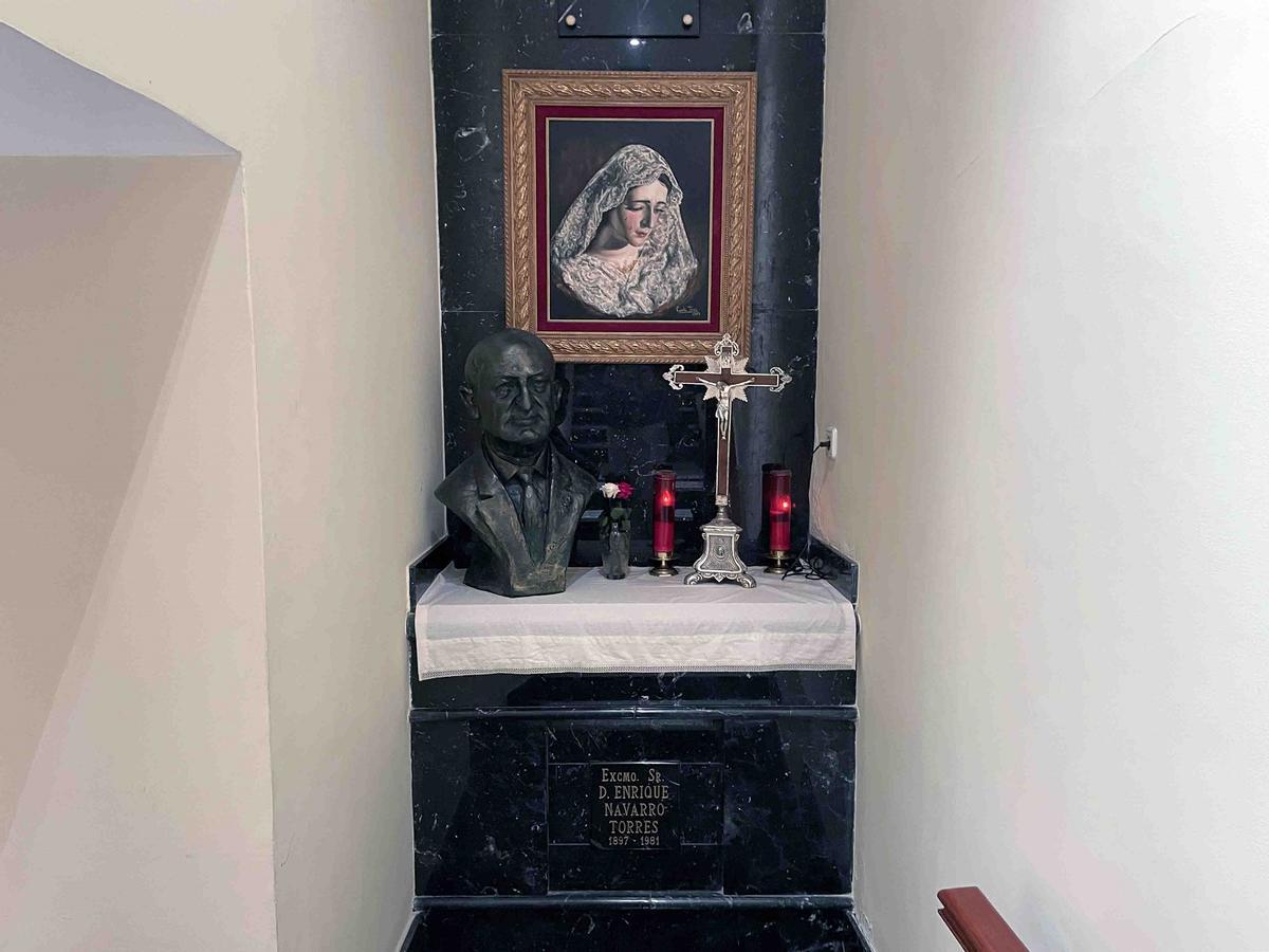 En el columbario de la Expiración están depositadas las cenizas de don Enrique Navarro, con su busto y una fotografía de la Virgen de los Dolores.