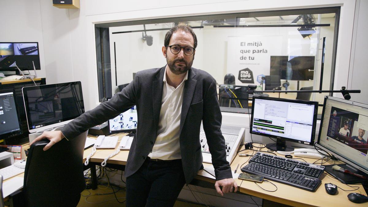 Oriol Burgada, director-gerente de Mataró Audiovisual, posa para El Periódico en la pecera de los estudios de radio.