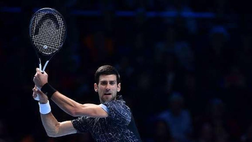 Djokovic golpea la bola durante el partido. // Reuters