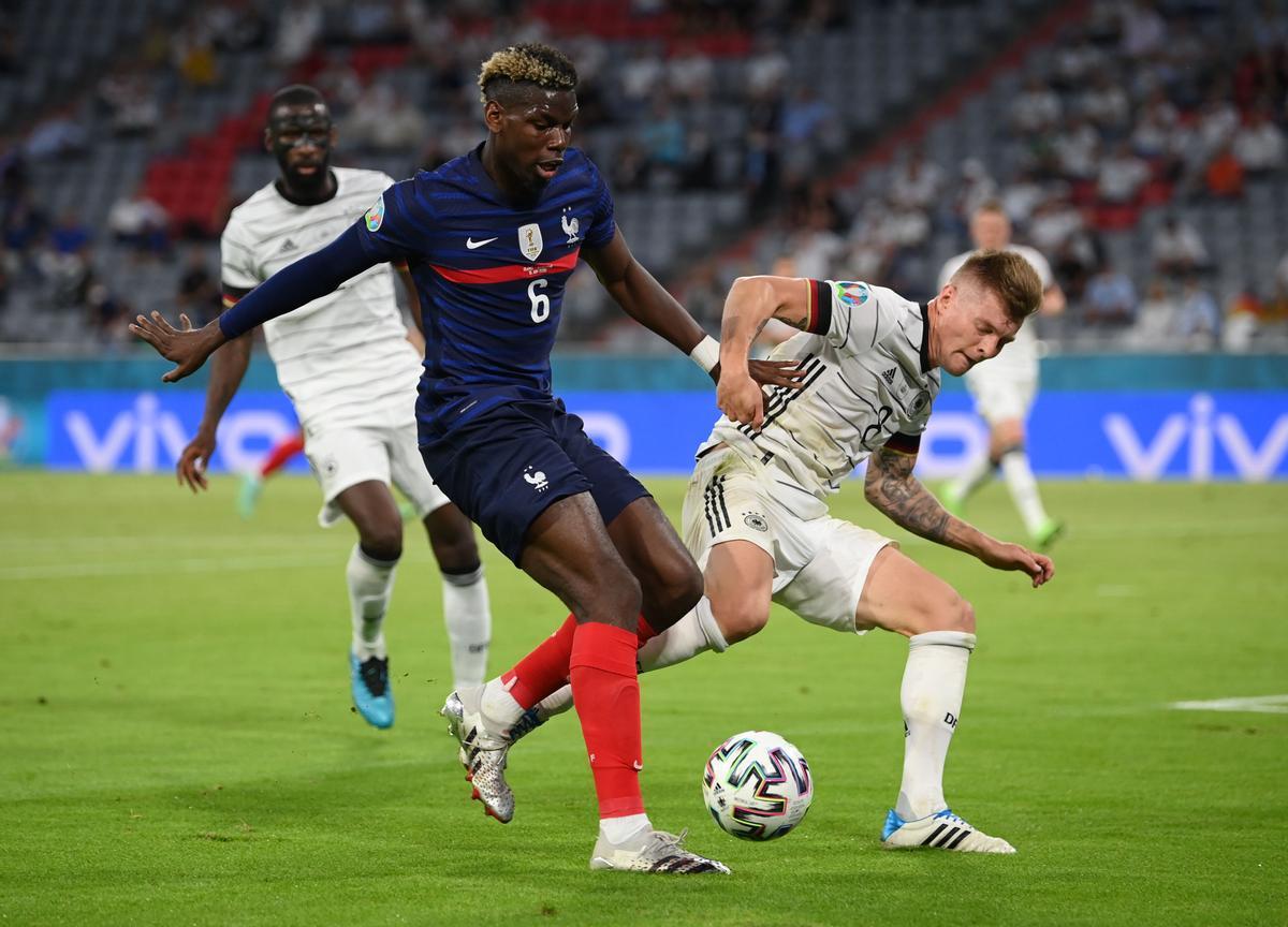 El francés Pogba (i) disputa un balón ante Kroos en el partido ante Alemania.