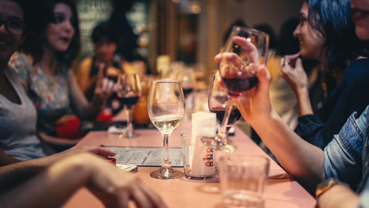 Clientes comen en un restaurante, en una imagen de archivo